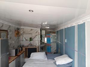 开普敦Cozy Private En Suite Studio的一间带床和水槽的小卧室