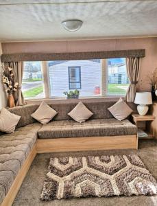 Lincolnshire35 Irby way的客厅设有一张大沙发,客厅设有窗户