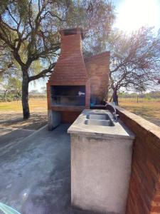 特尔马斯德里奥翁多Casa del lago的一个带水槽的户外厨房 砖炉