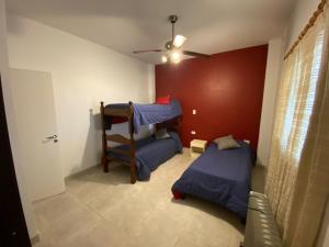 特尔马斯德里奥翁多Casa del lago的一间卧室设有两张双层床和吊扇