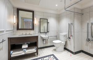 爱丁堡RÌGH Residences - George Street的浴室配有卫生间、盥洗盆和淋浴。