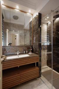 贝尔格莱德Zemun Center LUX 3 bedroom的一间带水槽和淋浴的浴室