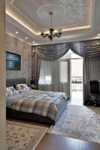 贝尔格莱德Zemun Center LUX 3 bedroom的一间卧室配有一张大床和一个吊灯。