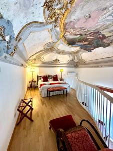 巴勒莫Case Natoli - Residenze d'Epoca的一间设有两张床的客房,天花板上有一幅画