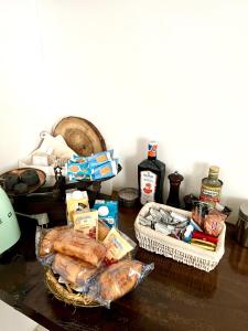 巴勒莫Case Natoli - Residenze d'Epoca的餐桌上摆放着食物和食物篮子