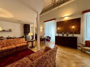 巴勒莫Case Natoli - Residenze d'Epoca的客厅配有沙发和桌子