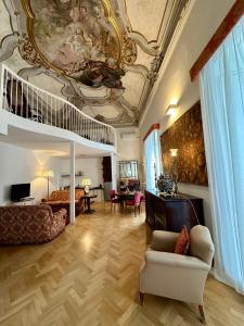 巴勒莫Case Natoli - Residenze d'Epoca的一间带格子天花板的客厅和一间客厅