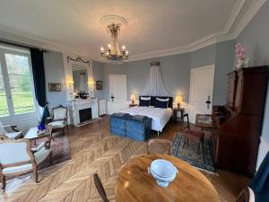 巴尼奥勒德日洛恩Chateau du Gue aux Biches的客厅配有床和桌子