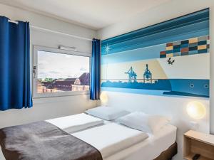 汉堡汉堡-阿尔托那B&B酒店的一间卧室设有一张床和一个窗口