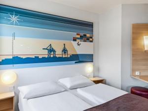 汉堡汉堡-阿尔托那B&B酒店的一间卧室配有一张壁画床