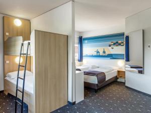 汉堡汉堡-阿尔托那B&B酒店的一间卧室设有两张床和梯子