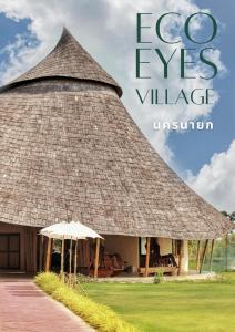 坤西育府Eco Eyes Village的带有伞的建筑的图象