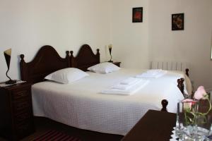 VidemonteCasa Retiro de Xisto的一间卧室配有一张床,上面有两条毛巾