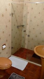 新弗里堡hostel MdeMarilia的带淋浴、卫生间和盥洗盆的浴室