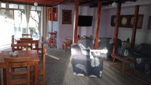 维库尼亚Hostal El Colibri的客厅配有沙发和桌子