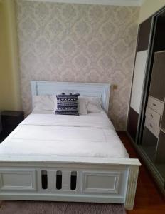 内罗毕the perfect affordable apartments的一张白色的床,上面有枕头