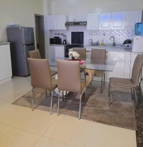内罗毕the perfect affordable apartments的厨房配有餐桌和椅子