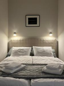 赫尔辛基Central, peaceful, high-end apartment的一张配有白色床单和枕头的大床