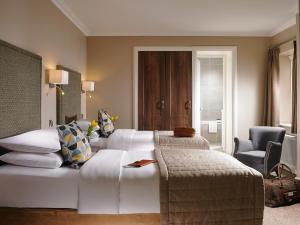 都柏林赫尔伯特山酒店的酒店客房,配有床和沙发