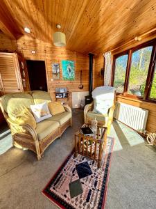 约克'Little Grebe' - Secluded Rustic Lodge - Fishermans delight.的客厅配有两张沙发和一张桌子