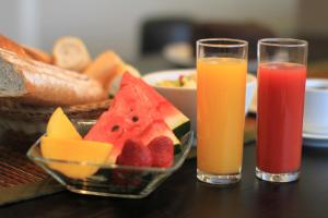 库里提巴康非安斯普莱姆巴特尔酒店的桌上放两杯果汁和一碗水果