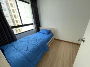 曼谷2BR Apartment的一间设有蓝色床和窗户的小卧室