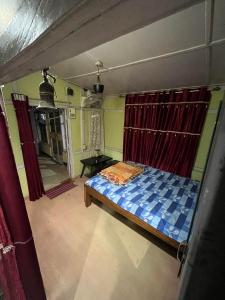 古瓦哈提Hemalata Heritage Home的卧室配有一张床和一张桌子
