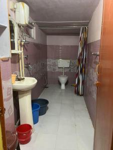 古瓦哈提Hemalata Heritage Home的一间带卫生间和水槽的浴室