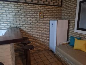 皮帕Porto do Sol - Chalé 25的一间带冰箱和沙发的厨房