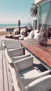 斯瓦科普蒙德Oceana View的海滩上带桌椅的甲板
