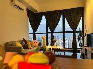 日落洞Urban Suites by PerfectSweetHome with Home Feel L的带沙发和大窗户的客厅