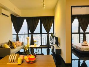 日落洞Urban Suites by PerfectSweetHome with Home Feel L的客厅配有沙发和桌子