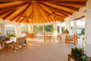 蓬塔露奇亚Hotel Don Bululo Camping Lodge的一个带桌椅和大伞的凉亭