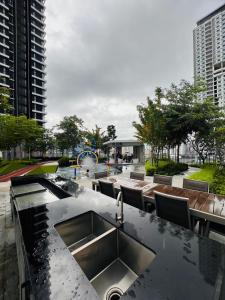 日落洞Urban Suites by PerfectSweetHome with Home Feel L的城市里一个带水槽的厨房台面