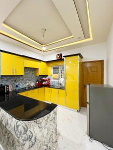 伊斯兰堡BED & Breakfast ISLAMABAD的厨房配有黄色橱柜和黄色台面