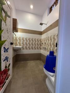 阿勒皮PUNNAMADAKKARAN CRUISE的一间带卫生间和水槽的浴室