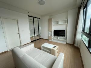 曼谷1BR Apartment的客厅配有白色沙发和电视