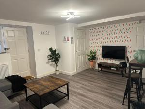 KentBeautiful basement apartment的带沙发和电视的客厅