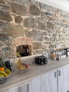 圣雷莫PRIMA FILA的厨房设有石墙和食品柜台。