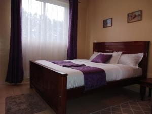 KerichoJ's Nest的一间卧室设有一张大床和窗户