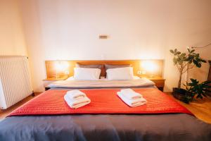 PlanitéronMountain Hotels "Aroanides"的一间卧室配有一张床,上面有两条毛巾