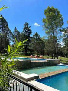 Villa Los AromosLa Posta del Jesuita的公园里一个带椅子的游泳池