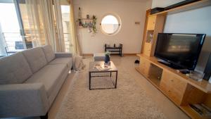 梅利哈Mellieha Bay 3 Bedroom Apartment ''Coastal Comfort''的带沙发和平面电视的客厅