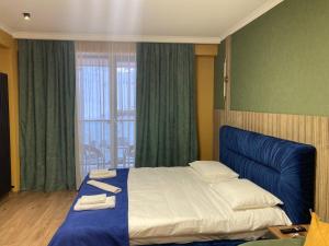 古多里Brand new apartment near Gondola的一间卧室配有一张大床和毛巾