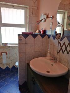 Calheta Do MaioResidenz Stella Maris Apartment Strela的一间带水槽和镜子的浴室
