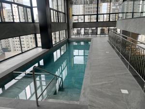 巴拉奈里奥-坎布里乌达斯阿莫瑞卡斯酒店的一座带窗户的建筑中的游泳池