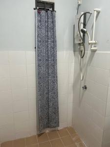 巴特沃思Havengate Homestay的浴室内配有淋浴帘。