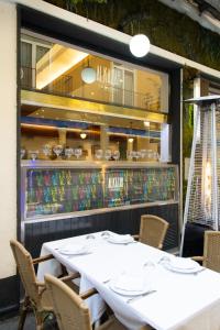 瓦伦西亚爱卡塔酒店的餐厅前的白色桌椅