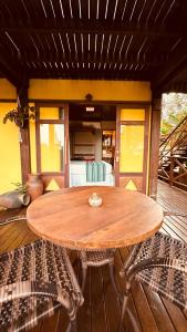 费尔南多 - 迪诺罗尼亚干石酒店的天井上配有一张木桌和两把椅子