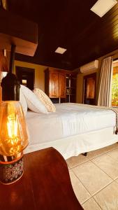 费尔南多 - 迪诺罗尼亚干石酒店的卧室配有一张白色大床